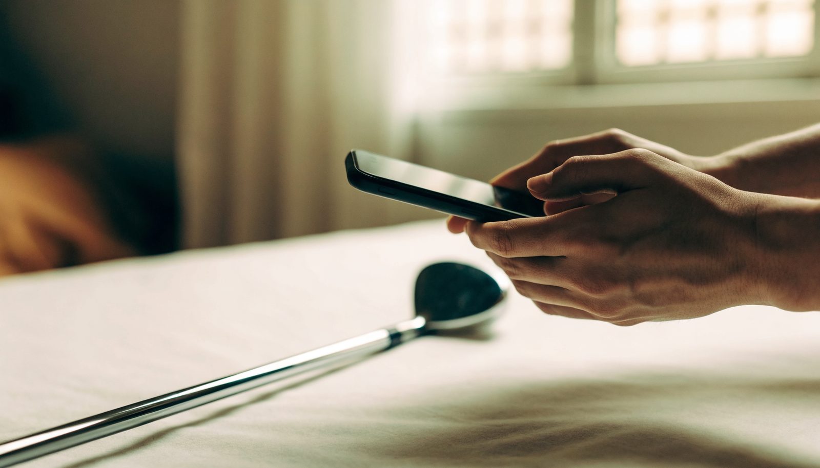 出品用にスマートフォンでクラブを撮影する手元