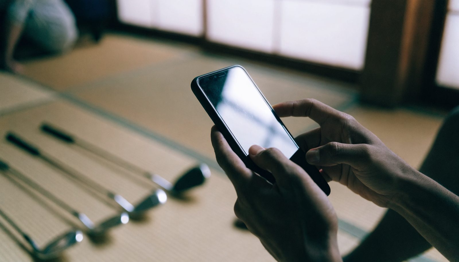 処分前にスマートフォンでクラブを撮影する様子