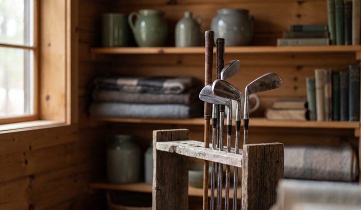 中古スポーツ用品店のラックに並ぶ使用済みゴルフクラブ