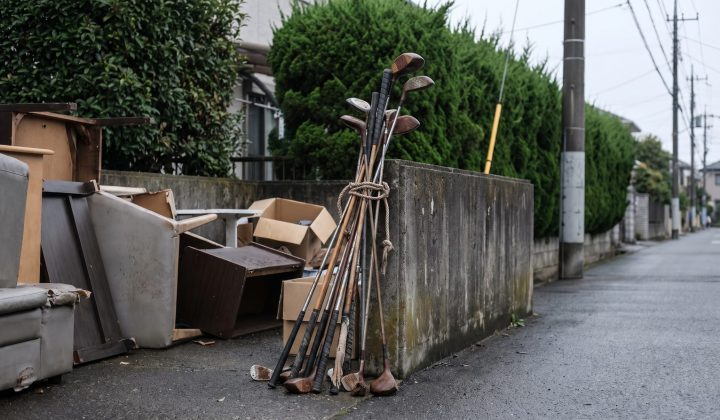 住宅街の集積場所に置かれた束ねたゴルフクラブ